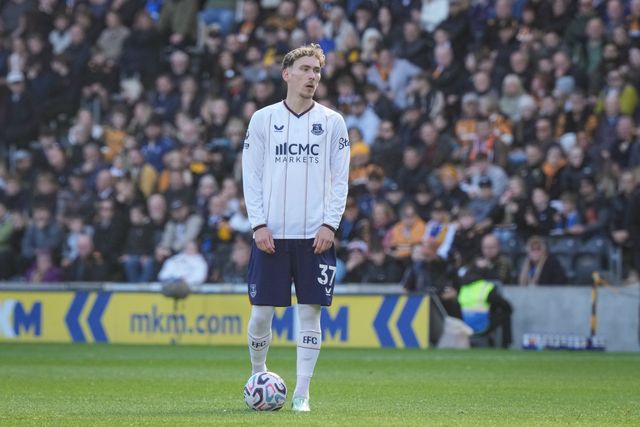 James Garner of Everton prepares to take a free kick during the Premier League match Hull City vs Everton at MKM Stadium, Hull, United Kingdom on 11 October 2026

(Photo by Maynard Manyowa/News Images)