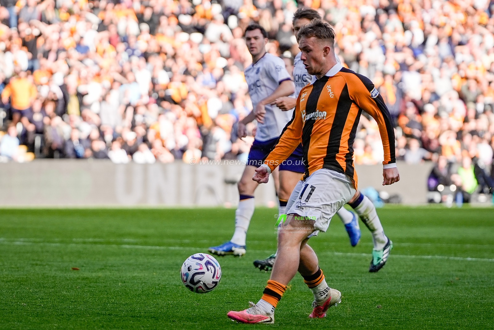 Joe Gelhardt of Hull City scores to make it  1-0 during the Premier League match Hull City vs Everton at MKM Stadium, Hull, United Kingdom on 11 October 2026

(Photo by Maynard Manyowa/News Images)