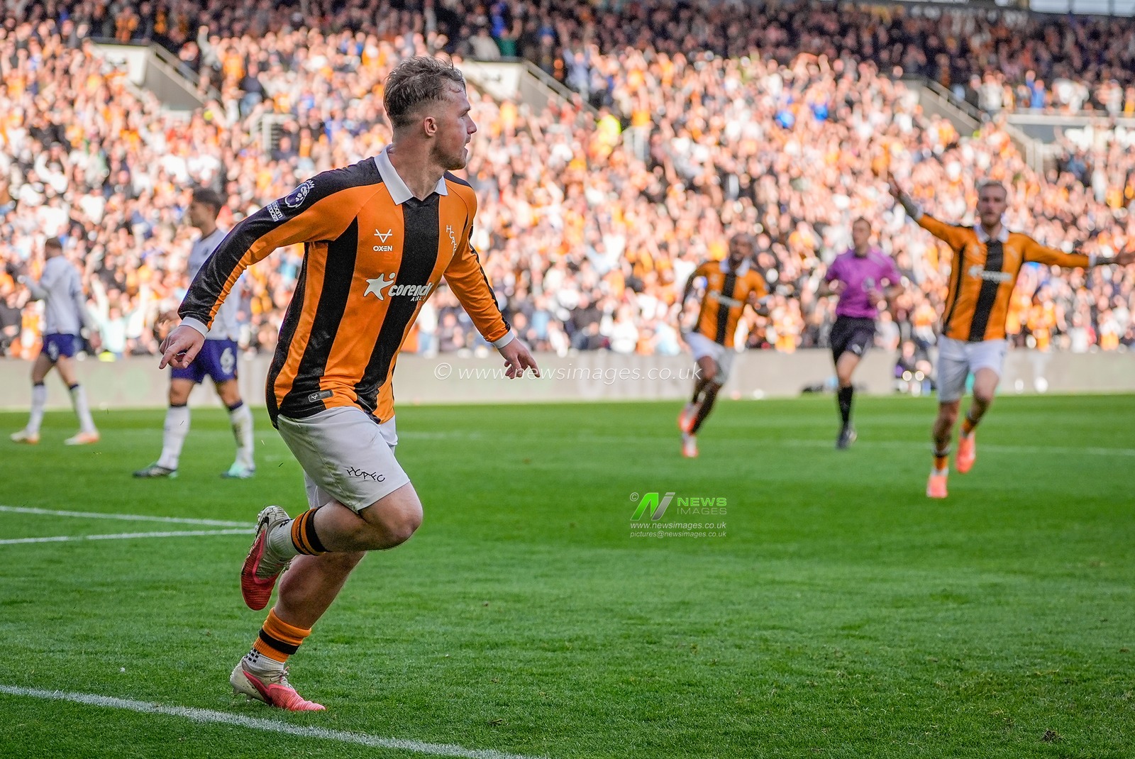 Joe Gelhardt of Hull City celebrates his goal to make it  1-0 during the Premier League match Hull City vs Everton at MKM Stadium, Hull, United Kingdom on 11 October 2026

(Photo by Maynard Manyowa/News Images)