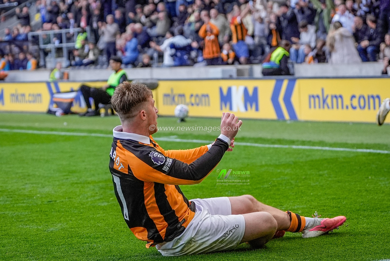 Joe Gelhardt of Hull City celebrates his goal to make it  1-0 during the Premier League match Hull City vs Everton at MKM Stadium, Hull, United Kingdom on 11 October 2026

(Photo by Maynard Manyowa/News Images)