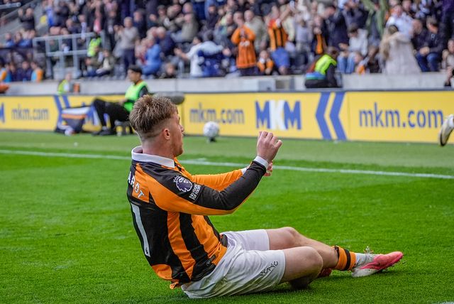 Joe Gelhardt of Hull City celebrates his goal to make it  1-0 during the Premier League match Hull City vs Everton at MKM Stadium, Hull, United Kingdom on 11 October 2026

(Photo by Maynard Manyowa/News Images)