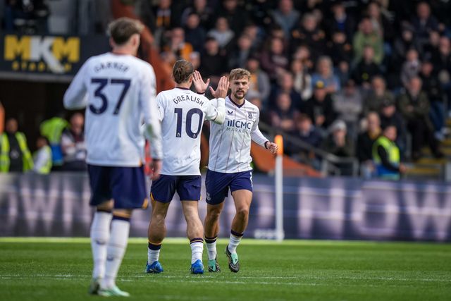 Kiernan Dewsbury-Hall of Everton celebrates his goal to make it  1-1 during the Premier League match Hull City vs Everton at MKM Stadium, Hull, United Kingdom on 11 October 2026

(Photo by Maynard Manyowa/News Images)