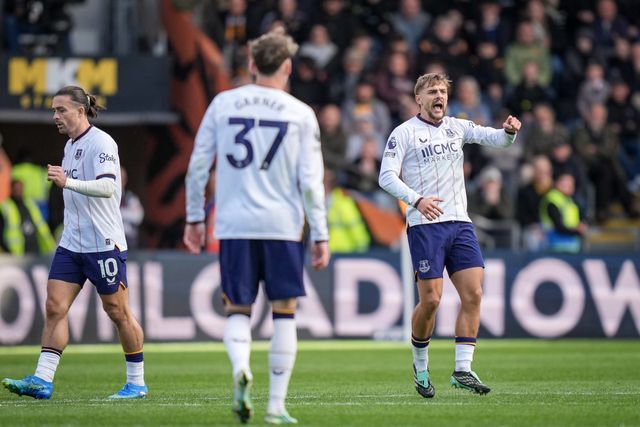 Kiernan Dewsbury-Hall of Everton celebrates his goal to make it  1-1 during the Premier League match Hull City vs Everton at MKM Stadium, Hull, United Kingdom on 11 October 2026

(Photo by Maynard Manyowa/News Images)