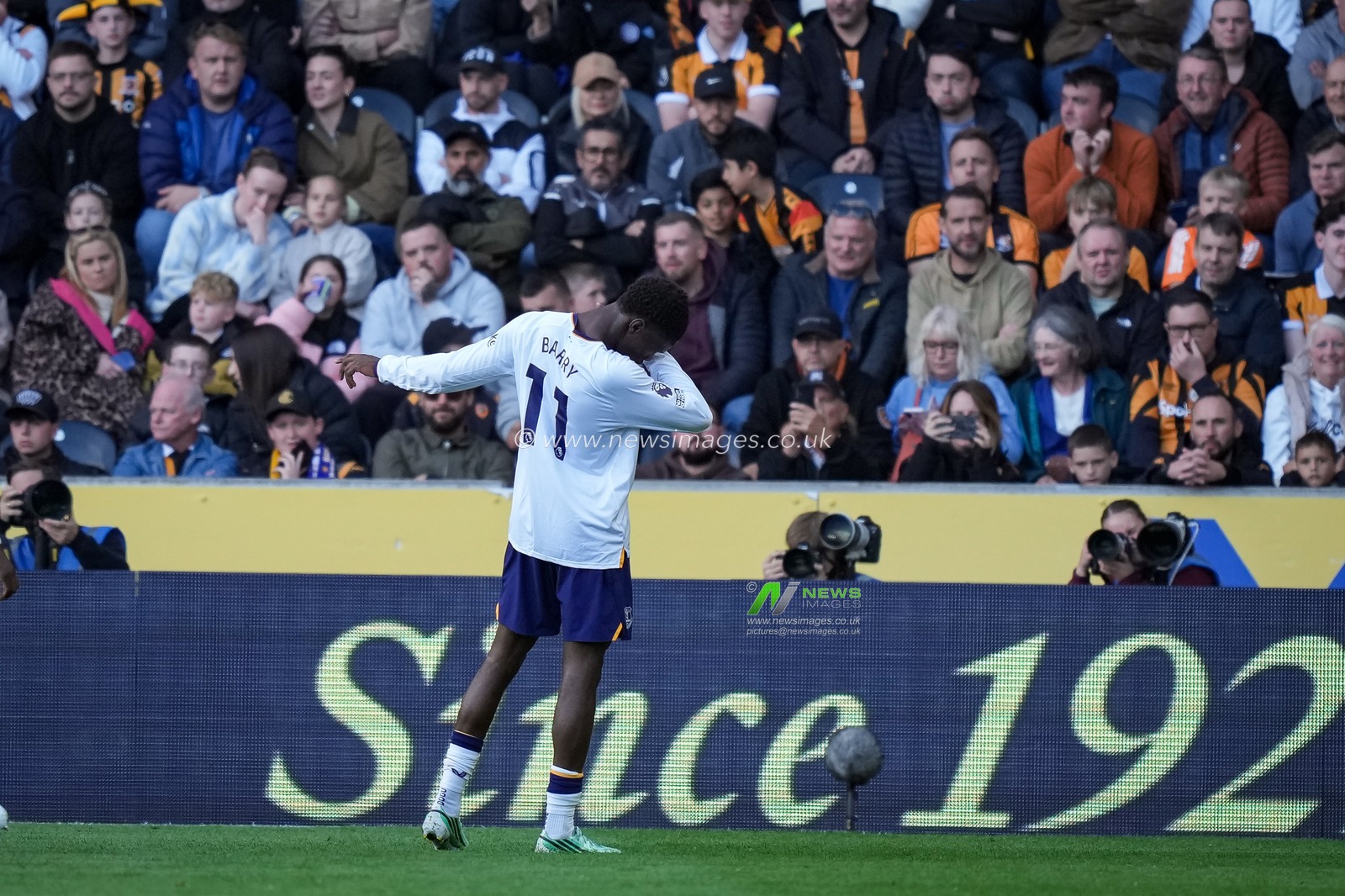 Thierno Barry of Everton \scores to make it  1-2 during the Premier League match Hull City vs Everton at MKM Stadium, Hull, United Kingdom on 11 October 2026

(Photo by Maynard Manyowa/News Images)