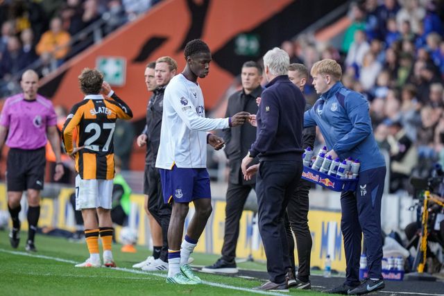 Thierno Barry of Everton receives instructions from David Moyes manager of Everton during the Premier League match Hull City vs Everton at MKM Stadium, Hull, United Kingdom on 11 October 2026

(Photo by Maynard Manyowa/News Images)