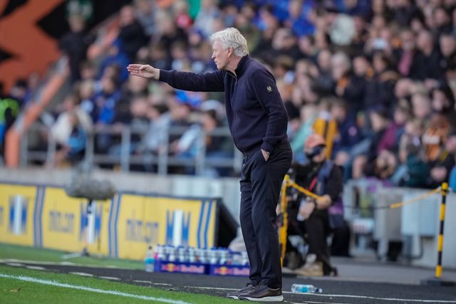 David Moyes manager of Everton gives his team instructions  during the Premier League match Hull City vs Everton at MKM Stadium, Hull, United Kingdom on 11 October 2026

(Photo by Maynard Manyowa/News Images)