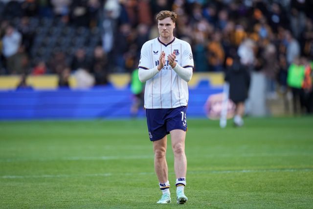 Jake O'Brien of Everton applauds the fans after the final whistle  during the Premier League match Hull City vs Everton at MKM Stadium, Hull, United Kingdom on 11 October 2026

(Photo by Maynard Manyowa/News Images)