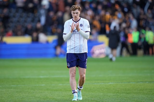 Jake O'Brien of Everton applauds the fans after the final whistle  during the Premier League match Hull City vs Everton at MKM Stadium, Hull, United Kingdom on 11 October 2026

(Photo by Maynard Manyowa/News Images)