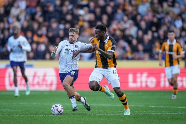 Tim Iroegbunam of Hull City makes a run with the ball  marked by Kiernan Dewsbury-Hall of Everton during the Premier League match Hull City vs Everton at MKM Stadium, Hull, United Kingdom on 11 October 2026

(Photo by Maynard Manyowa/News Images)