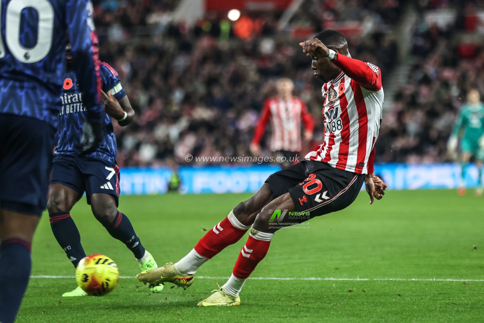 Nordi Mukiele of Sunderland takes a shot on goal during the Premier League match Sunderland vs Arsenal at Stadium Of Light, Sunderland, United Kingdom, 8th November 2025

(Photo by Alfie Cosgrove/News Images)

*** GER AUT SUI OUT ***