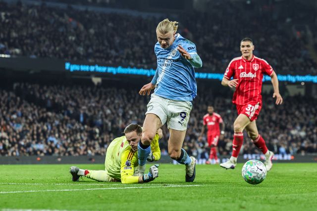 Erling Haaland of Manchester City is brought down inside the Forest box by Nottingham Forest goalkeeper Matz Sels during the Premier League match Manchester City vs Nottingham Forest at Etihad Stadium, Manchester, United Kingdom on 04 March 2026

(Photo by Mark Cosgrove/News Images)