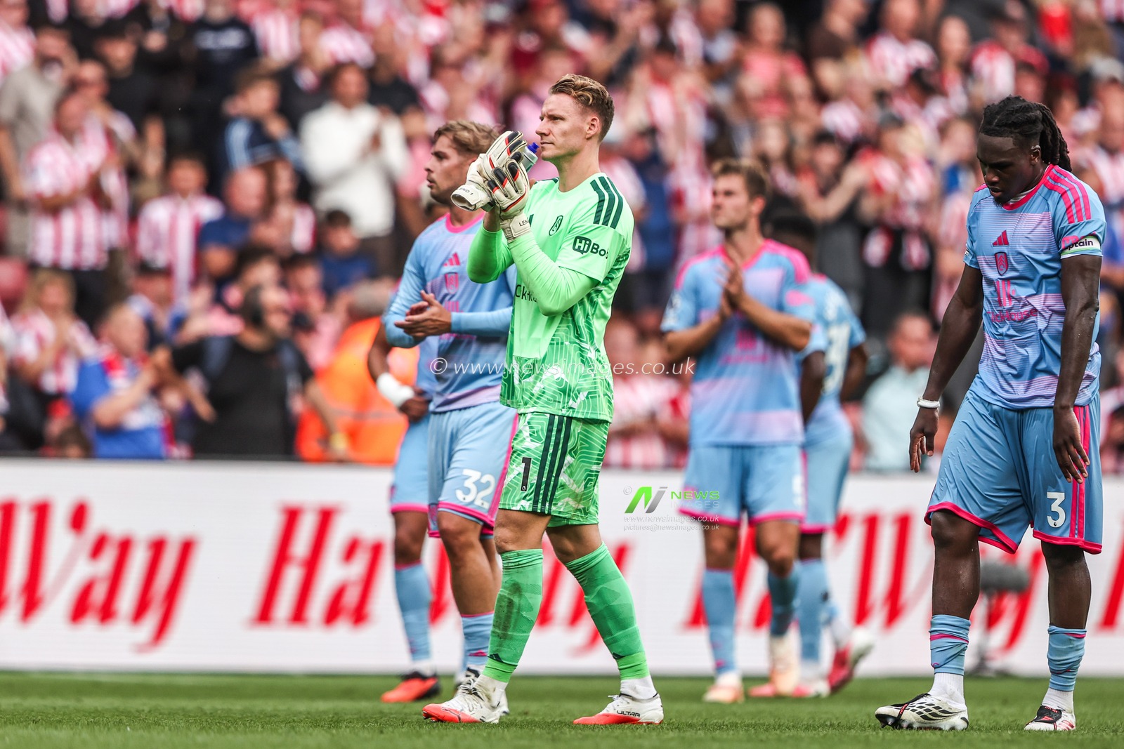 Fulham goalkeeper Bernd Leno applauds the fans after the game during the Premier League match Sunderland vs Fulham at Stadium Of Light, Sunderland, United Kingdom on 30 August 2026

(Photo by Alfie Cosgrove/News Images)