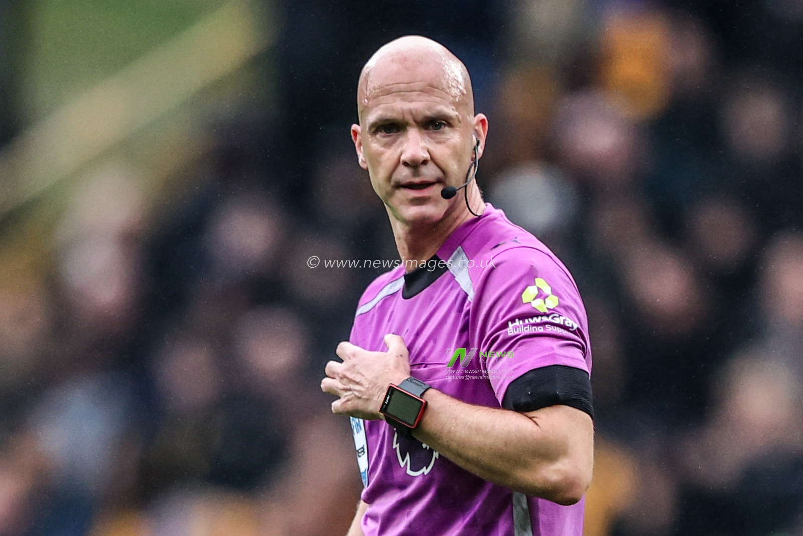Referee Anthony Taylor during the Premier League match Wolverhampton Wanderers vs Leeds United at Molineux, Wolverhampton, United Kingdom, 20th September 2025

(Photo by Alfie Cosgrove/News Images)