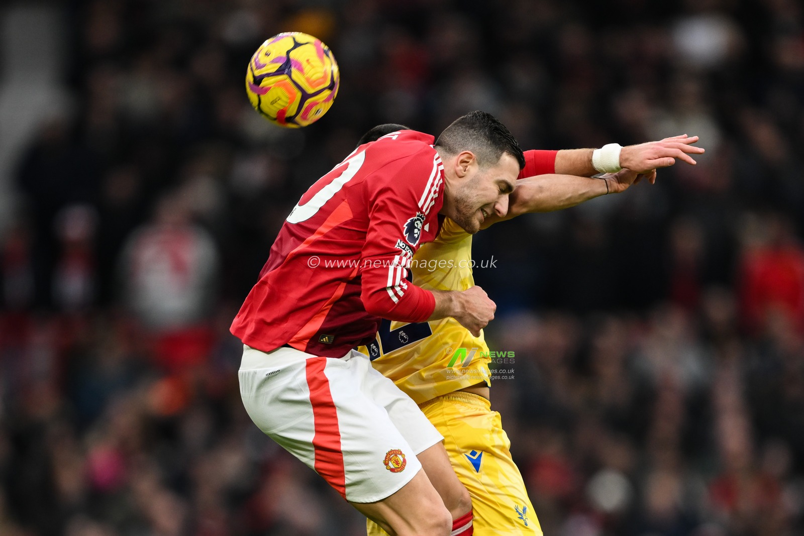 Diogo Dalot of Manchester United and Daniel MuÃ±oz of Crystal Palace battle for the ball during the Premier League match Manchester United vs Crystal Palace at Old Trafford, Manchester, United Kingdom, 2nd February 2025

(Photo by Craig Thomas/News Images)