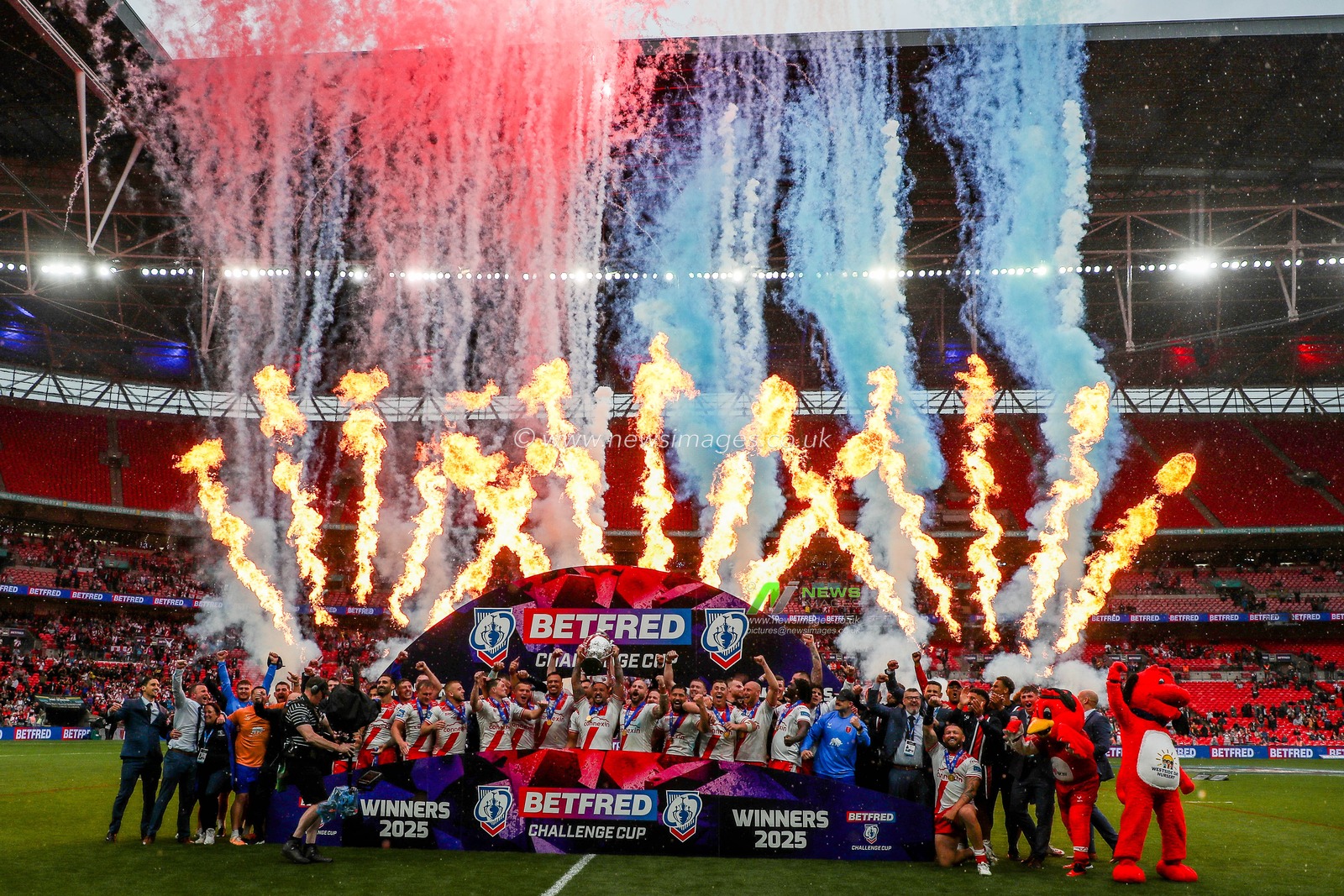 Hull KR lift the he Betfred Challenge Cup after the teams victory following the Betfred Challenge Cup Final Warrington Wolves vs Hull KR at Wembley Stadium, London, United Kingdom, 7th June 2025

(Photo by Izzy Poles/News Images)