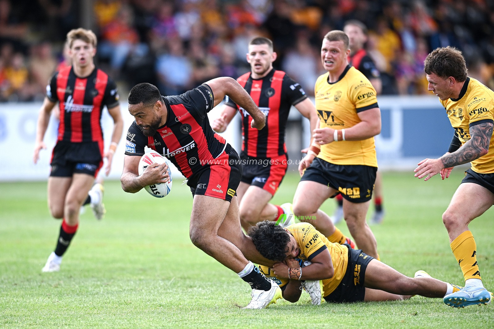 Toafofoa Sipley of Warrington Wolves runs with the ball whilst under pressure during the Betfred Super League round 21 match Castleford Tigers vs Warrington Wolves at OneBore Stadium, Castleford, Untied Kingdom on 01 August 2026

(Photo by Ben Roberts/News Images)
