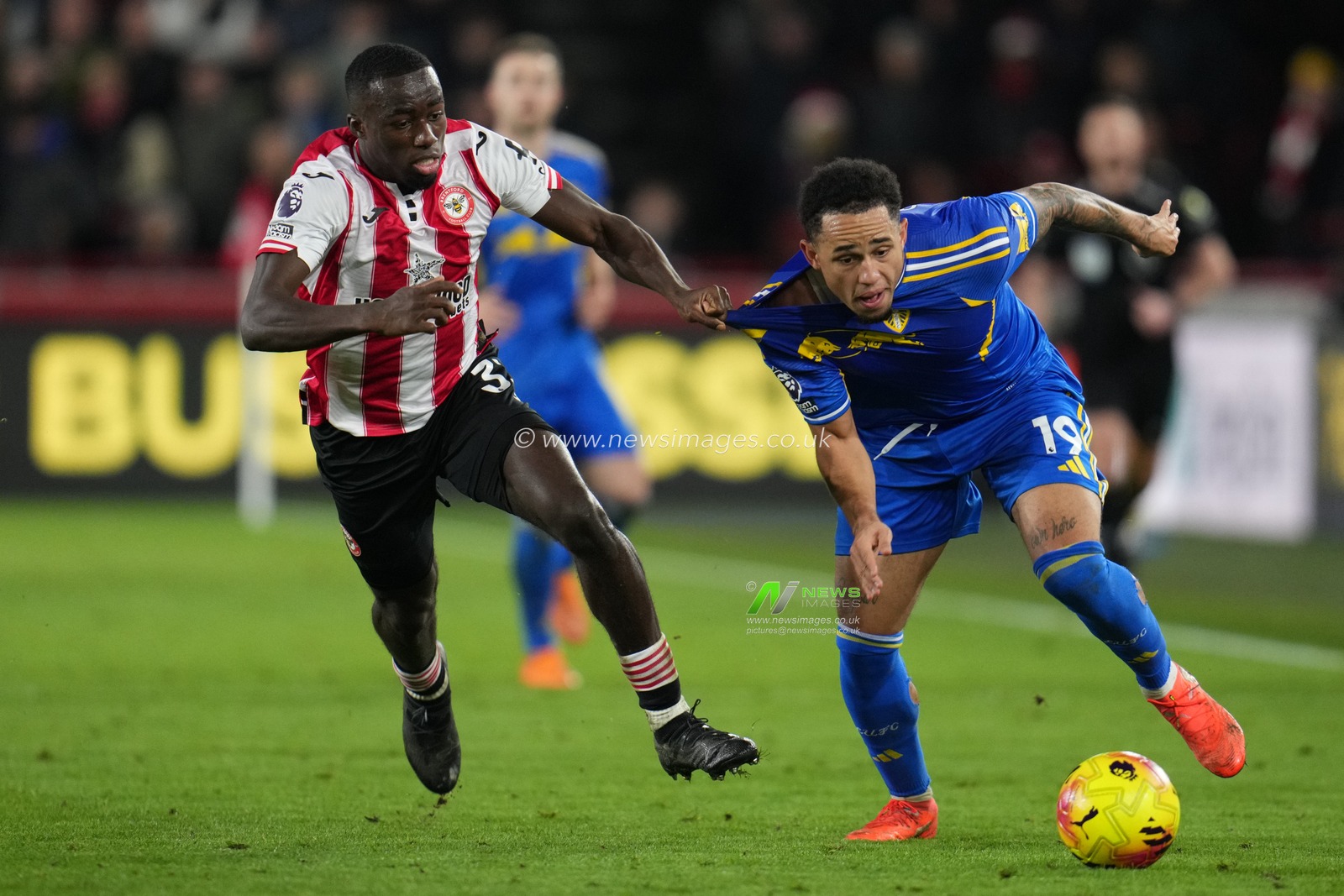 Michael Kayode of Brentford tries to hold back Noah Okafor of Leeds United during the Premier League match Brentford vs Leeds United at The Gtech Community Stadium, London, United Kingdom, 14th December 2025

(Photo by Harvey Murphy/News Images)

*** GER AUT SUI OUT ***