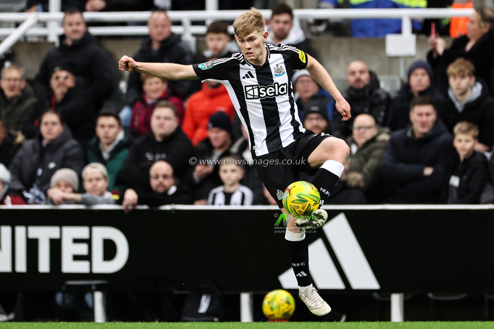 Lewis Hall of Newcastle United controls the ball during the Carabao Cup Quarter Final Newcastle United vs Brentford at St. James's Park, Newcastle, United Kingdom, 18th December 2024

(Photo by Mark Cosgrove/News Images)