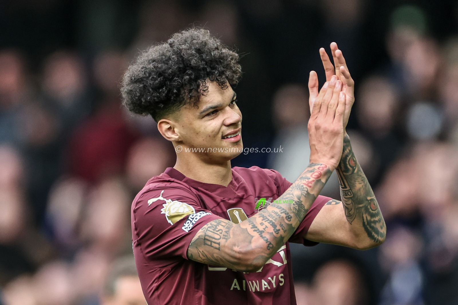 Nico O'Reilly of Manchester City applauds the fans after the game during the Premier League match Everton vs Manchester City at Goodison Park, Liverpool, United Kingdom, 19th April 2025

(Photo by Mark Cosgrove/News Images)