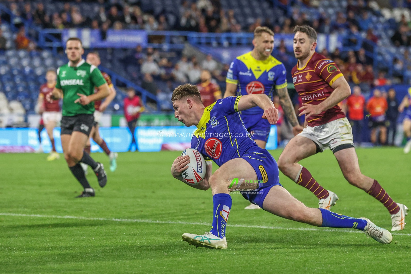 Matty Nicholson of Warrington Wolves goes over for a try during the Betfred Super League Round 26 match Huddersfield Giants vs Warrington Wolves at John Smith's Stadium, Huddersfield, United Kingdom, 14th September 2024

(Photo by Alfie Cosgrove/News Images)