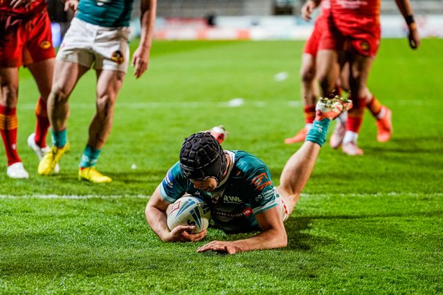 George Whitby of St Helens goes over for a try during the Betfred Challenge Cup Quarter Final match St Helens vs Catalans Dragons at The BrewDog Stadium, St Helens, United Kingdom on 10 April 2026

(Photo by Maynard Manyowa/News Images)
