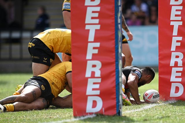 Toafofoa Sipley of Warrington Wolves scores a try during the Betfred Super League round 21 match Castleford Tigers vs Warrington Wolves at OneBore Stadium, Castleford, Untied Kingdom on 01 August 2026

(Photo by Ben Roberts/News Images)
