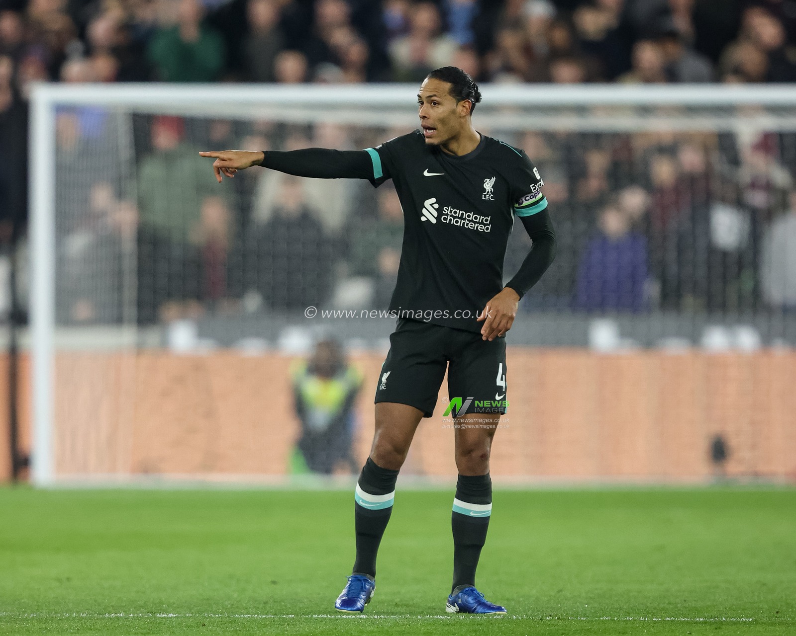 Virgil van Dijk of Liverpool gives his team instructions during the Premier League match West Ham United vs Liverpool at London Stadium, London, United Kingdom, 29th December 2024

(Photo by Alfie Cosgrove/News Images)