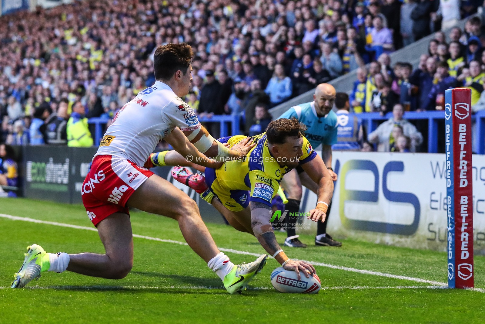 Matty Ashton of Warrington Wolves goes over for a try and makes the score 8-0 during the Betfred Super League Round 9 match Warrington Wolves vs St Helens at Halliwell Jones Stadium, Warrington, United Kingdom, 24th April 2025

(Photo by Gareth Evans/News Images)