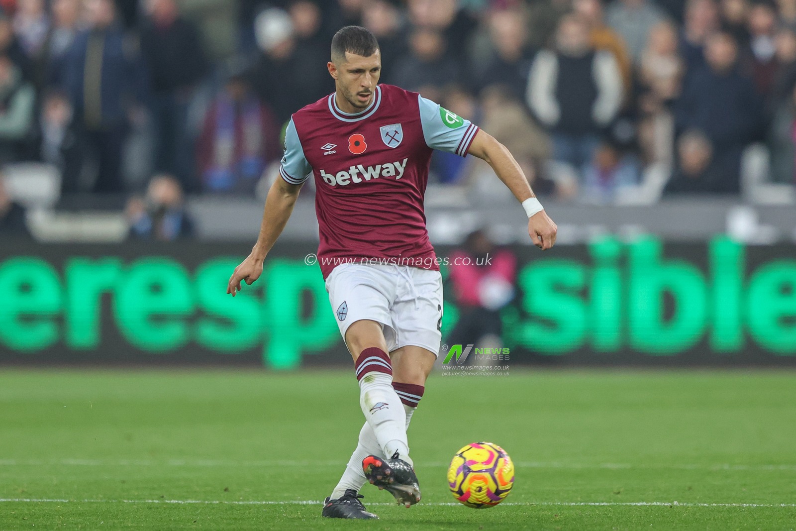Guido RodrÃ­guez of West Ham passes the ball during the Premier League match West Ham United vs Everton at London Stadium, London, United Kingdom, 9th November 2024

(Photo by Alfie Cosgrove/News Images)
