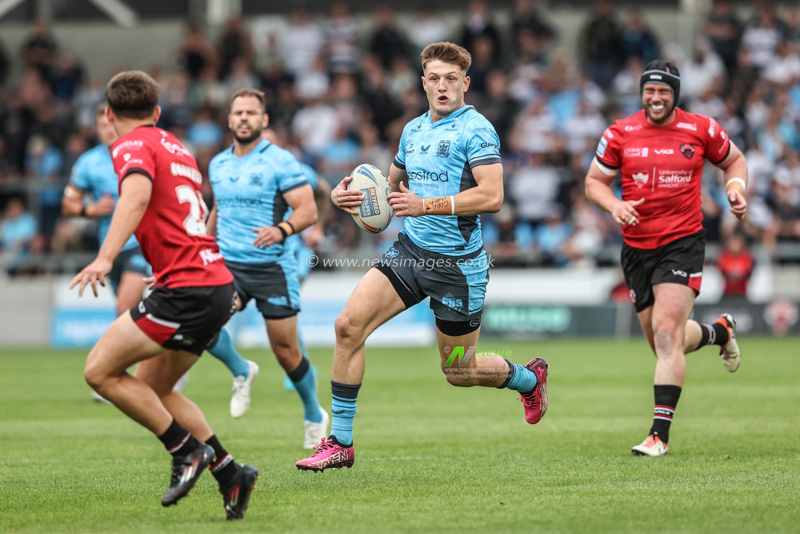 Davy Litten of Hull FC breaks with the ball during the Betfred Super League round 15 match Salford Red Devils vs Hull FC at Salford Community Stadium, Eccles, United Kingdom, 22nd June 2025

(Photo by Alfie Cosgrove/News Images)