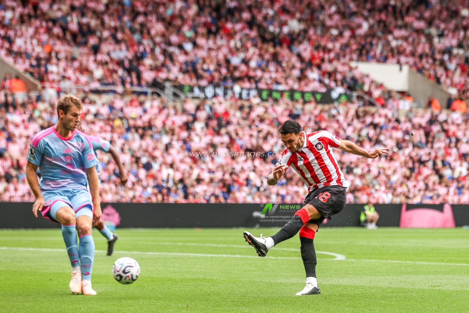 Enzo Le Fee of Sunderland takes a shot on goal during the Premier League match Sunderland vs Fulham at Stadium Of Light, Sunderland, United Kingdom on 30 August 2026

(Photo by Alfie Cosgrove/News Images)