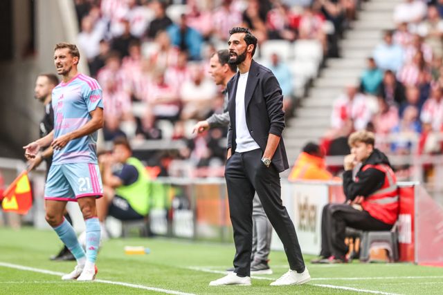 Alvaro Arbeloa manager of Fulham gives his team instructions during the Premier League match Sunderland vs Fulham at Stadium Of Light, Sunderland, United Kingdom on 30 August 2026

(Photo by Alfie Cosgrove/News Images)