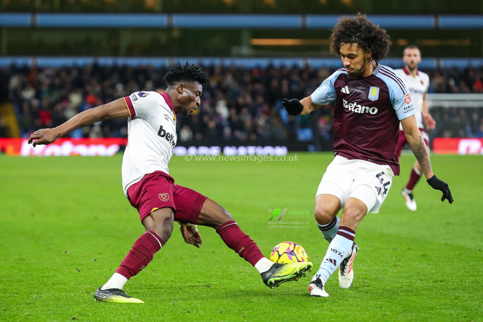 Mohammed Kudus of West Ham United cuts back past Boubacar Kamara of Aston Villa during the Premier League match Aston Villa vs West Ham United at Villa Park, Birmingham, United Kingdom, 26th January 2025

(Photo by Gareth Evans/News Images)