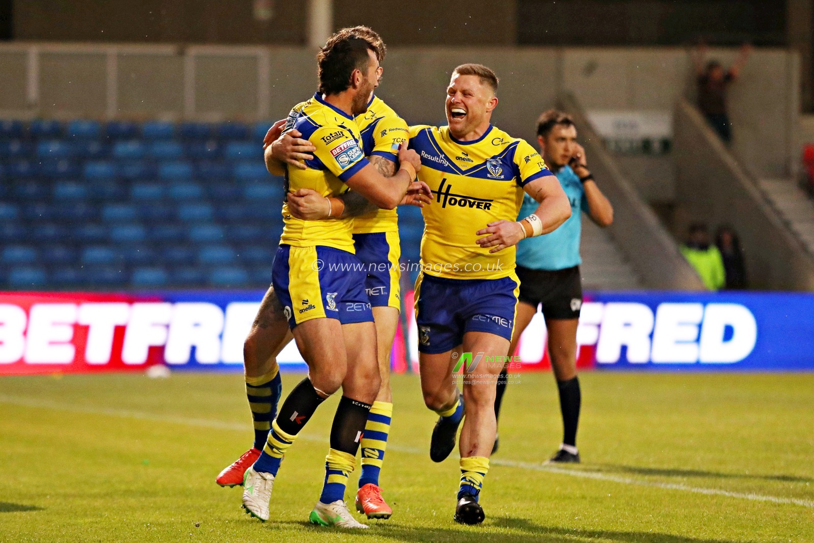Stefan Ratchford of Warrington Wolves celebrates his try during the Betfred Super League round 17 match Salford Red Devils vs Warrington Wolves at Salford Community Stadium, Eccles, United Kingdom, 4th July 2025(Photo by Sam Eaden/News Images)