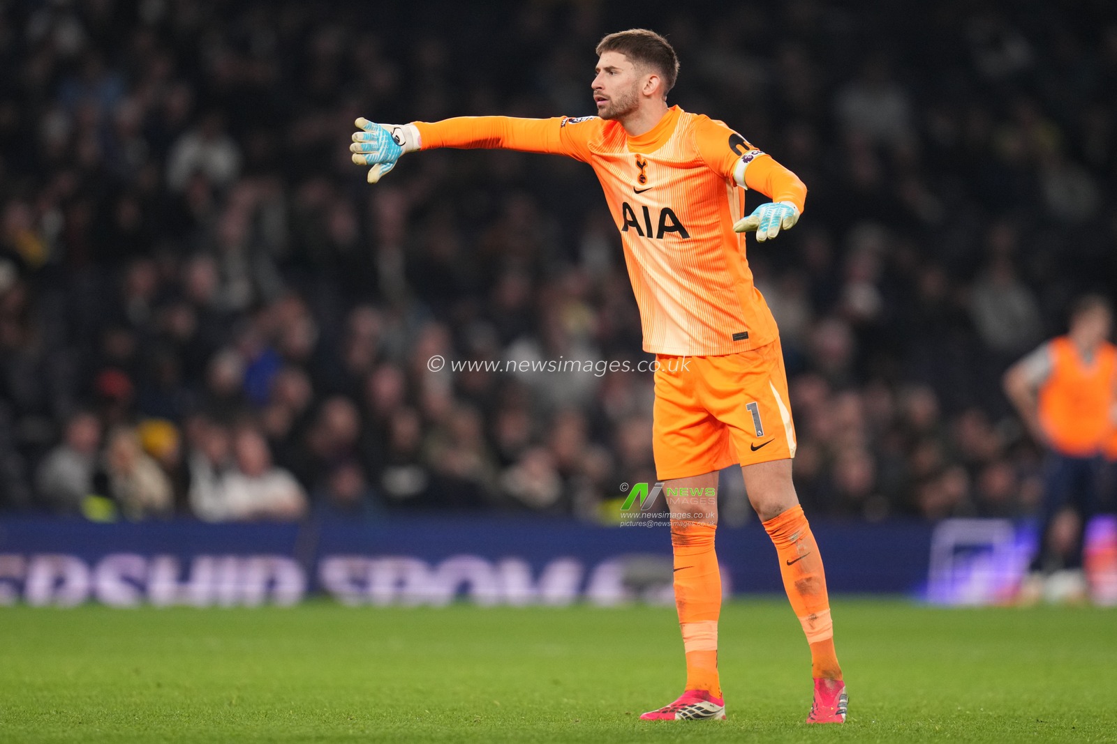 Tottenham Hotspur goalkeeper Guglielmo Vicario giving out instructions to teammates during the Premier League match Tottenham Hotspur vs Crystal Palace at Tottenham Hotspur Stadium, London, United Kingdom on 05 March 2026

(Photo by Harvey Murphy/News Images)