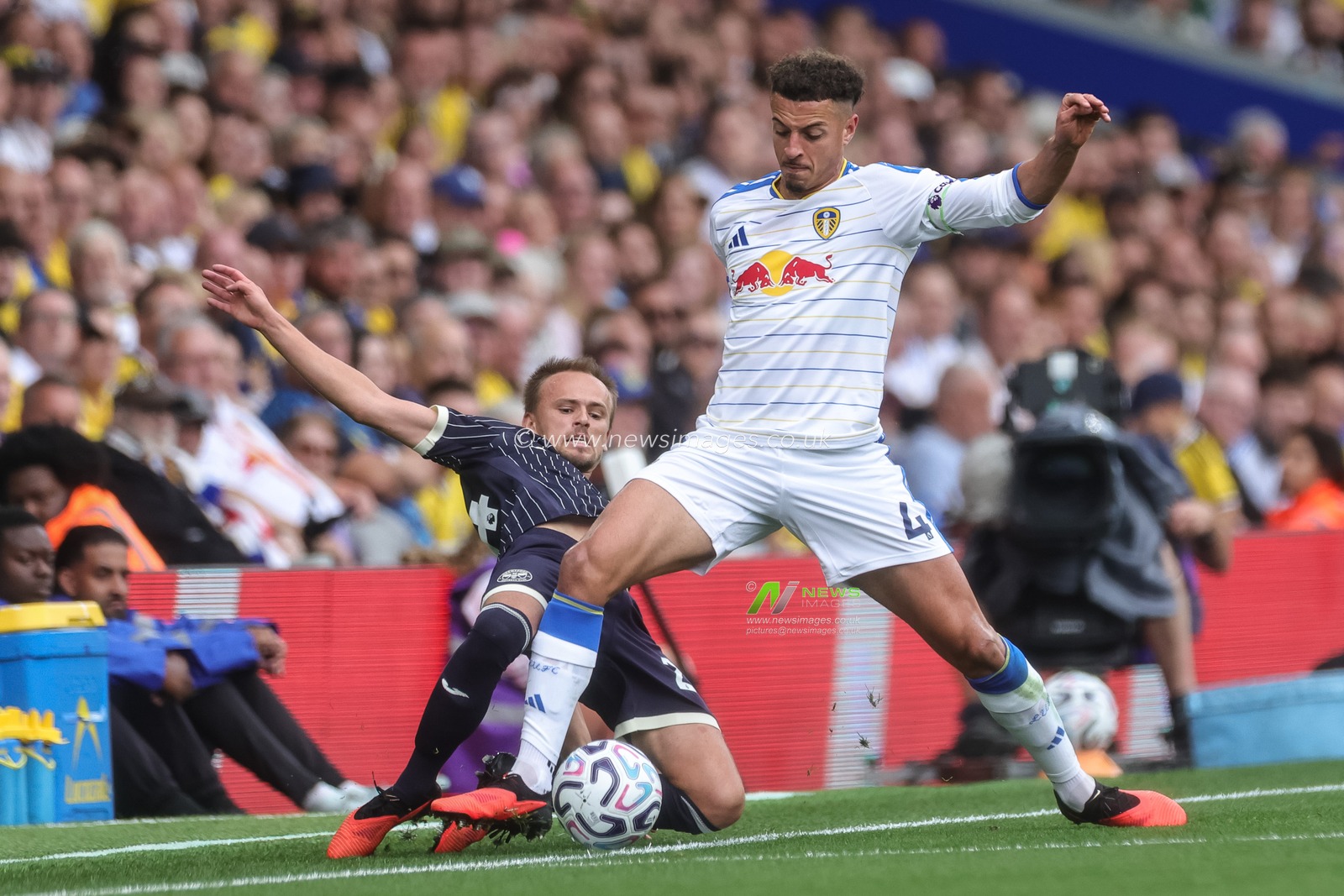 Ethan Ampadu of Leeds United wins the ball from Mikkel Damsgaard of Brentford during the Premier League match Leeds United vs Brentford at Elland Road, Leeds, United Kingdom on 30 August 2026

(Photo by Mark Cosgrove/News Images)