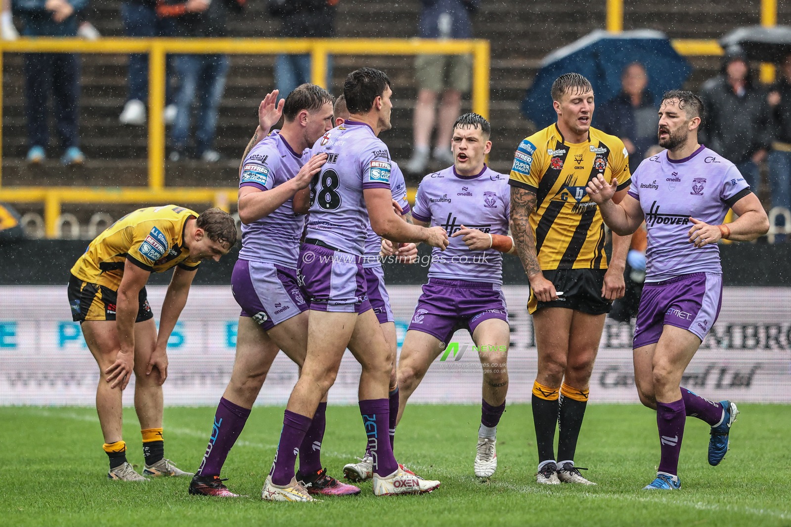 Sam Stone of Warrington Wolves celebrates his try during the Betfred Super League round 19 match Castleford Tigers vs Warrington Wolves at The Mend-A-Hose Jungle, Castleford, United Kingdom, 20th July 2025

(Photo by Alfie Cosgrove/News Images)