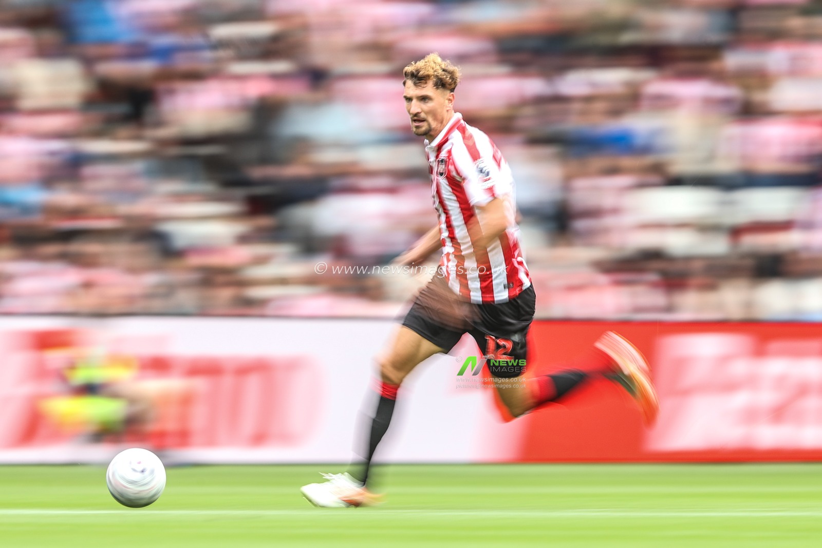 Thomas Meunier of Sunderland breaks with the ball during the Premier League match Sunderland vs Fulham at Stadium Of Light, Sunderland, United Kingdom on 30 August 2026

(Photo by Alfie Cosgrove/News Images)