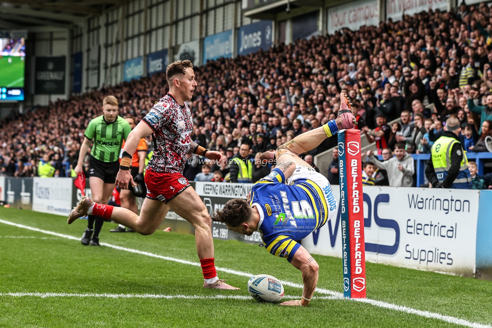 Matty Ashton of Warrington Wolves goes over for a try during the Betfred Super League round 7 match Warrington Wolves vs Leigh Leopards at The Halliwell Jones Stadium, Warrington, United Kingdom on 04 April 2026

(Photo by Alfie Cosgrove/News Images)