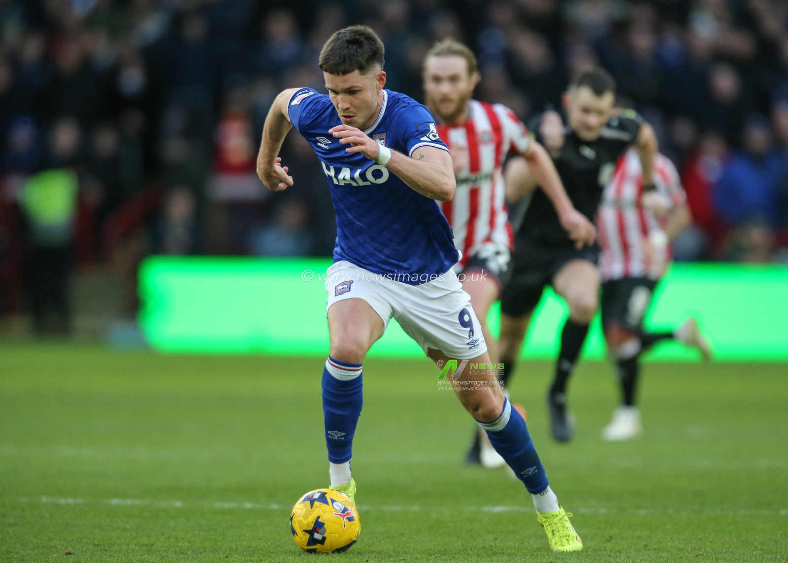 George Hirst of Ipswich Town breaks with the ball during the Sky Bet Championship match Sheffield United vs Ipswich Town at Bramall Lane, Sheffield, United Kingdom, 24th January 2026

(Photo by Richard Bierton/News Images)