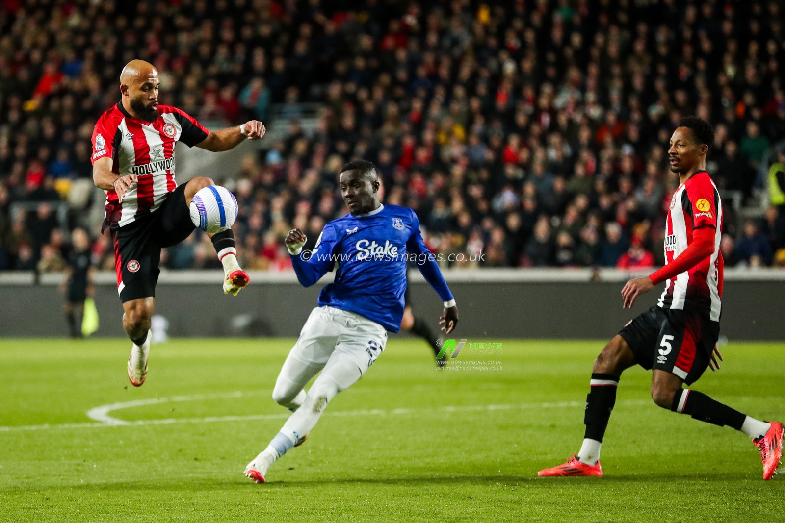 Bryan Mbeumo of Brentford controls the ball during the Premier League match Brentford vs Everton at The Gtech Community Stadium, London, United Kingdom, 26th February 2025

(Photo by Izzy Poles/News Images)