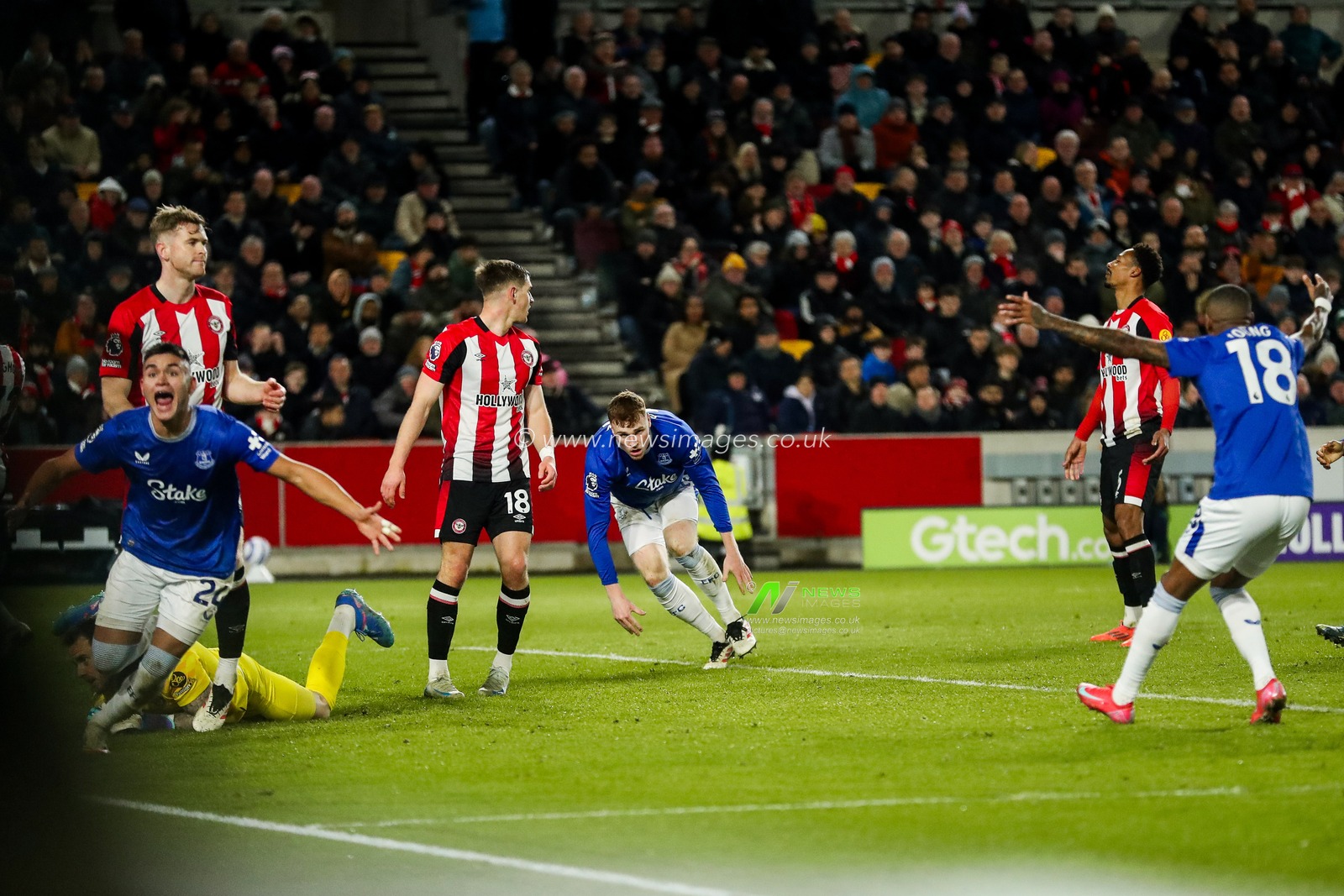 Jake Oâ€™Brien of Everton scores to make it 1-1 during the Premier League match Brentford vs Everton at The Gtech Community Stadium, London, United Kingdom, 26th February 2025

(Photo by Izzy Poles/News Images)