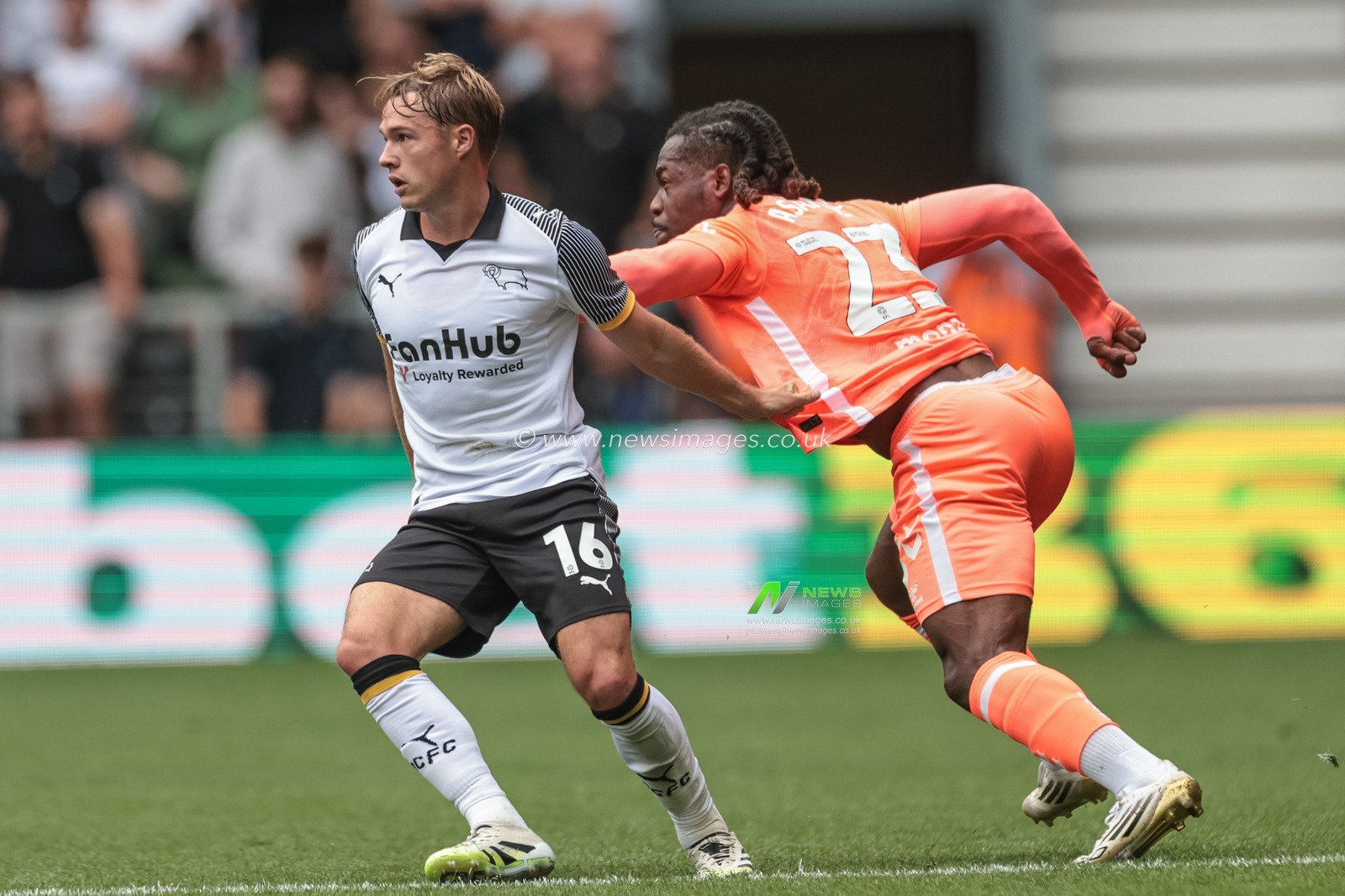 Liam Thompson of Derby County and Brandon Thomas-Asante of Coventry City battle during the Sky Bet Championship match Derby County vs Coventry City at Pride Park Stadium, Derby, United Kingdom, 16th August 2025

(Photo by Mark Cosgrove/News Images)