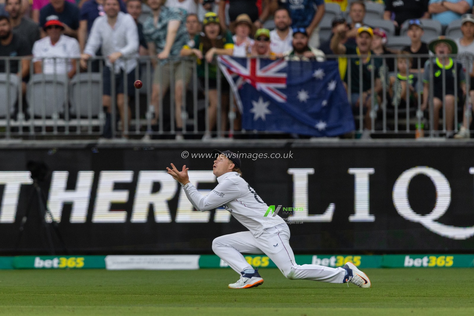 Ollie Pope of England dives to catch the ball during the NRMA Insurance Ashes First Test Day 2 Australia vs England at Optus Stadium, Perth, Australia, 22nd November 2025

(Photo by Santanu Banik/News Images)

*** GER AUT SUI OUT ***