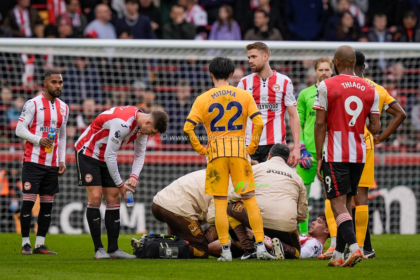Aaron Hickey of Brentford receives treatment after an injury and is substituted off following an injury during the Premier League match Brentford vs Brighton & Hove Albion at GTECH Community Stadium, London, United Kingdom on 21 February 2026

(Photo by Maynard Manyowa/News Images)
