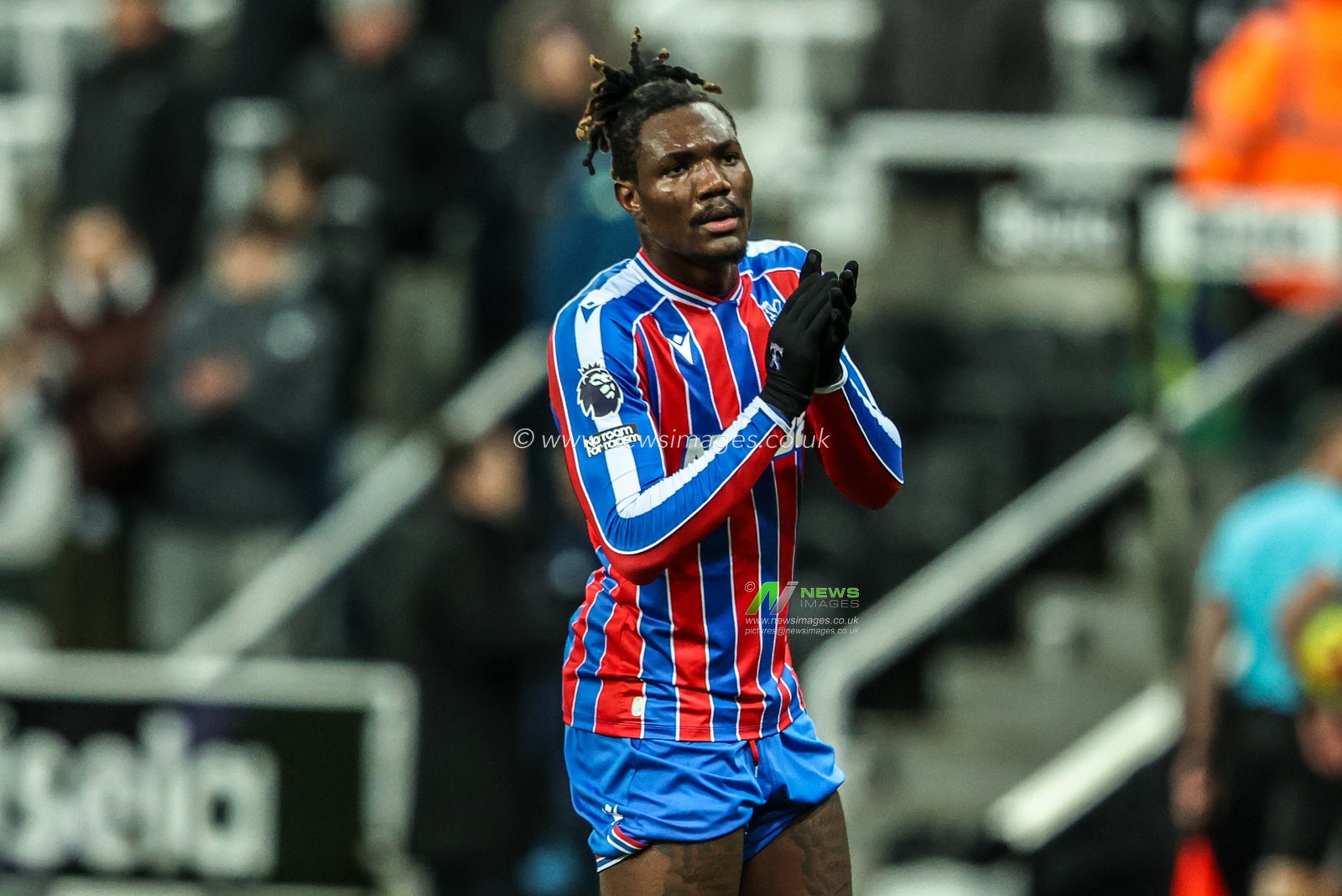 Chrisantus Uche of Crystal Palace applauds the fans after the game during the Premier League match Newcastle United vs Crystal Palace at St. James's Park, Newcastle, United Kingdom, 4th January 2026

(Photo by Alfie Cosgrove/News Images)

*** GER AUT SUI OUT ***