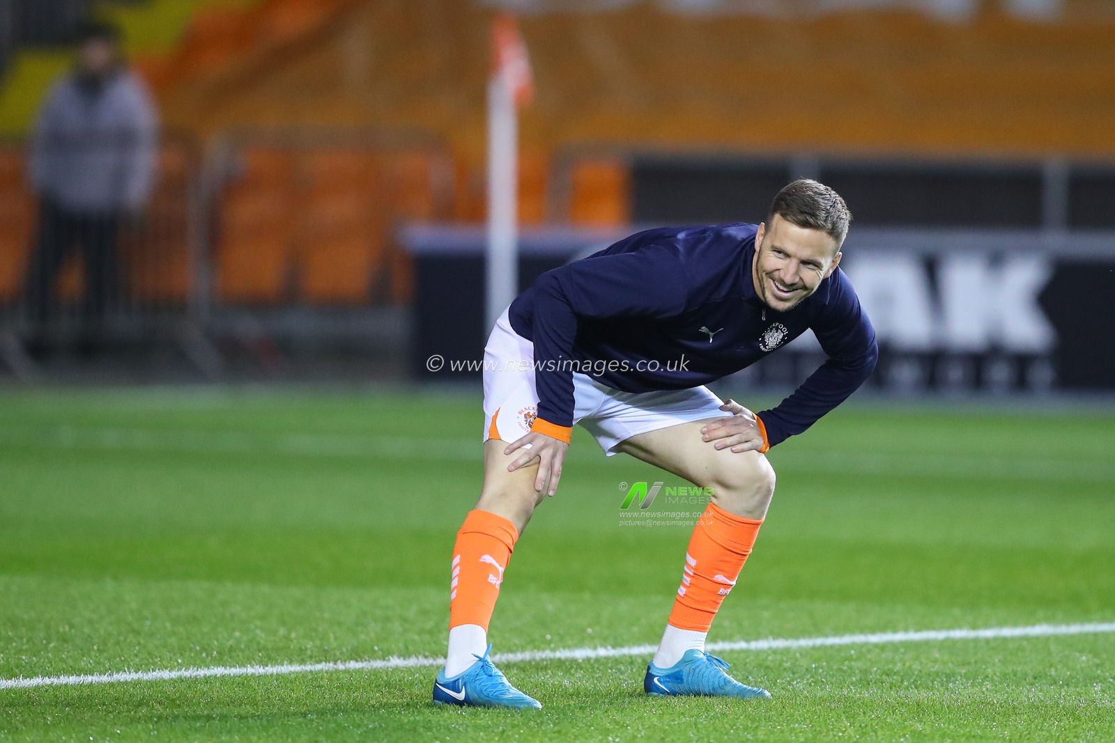 Lee Evans of Blackpool during the pre-game warm up ahead of the Sky Bet League 1 match Blackpool vs Lincoln City at Bloomfield Road, Blackpool, United Kingdom, 1st October 2024

(Photo by Gareth Evans/News Images)