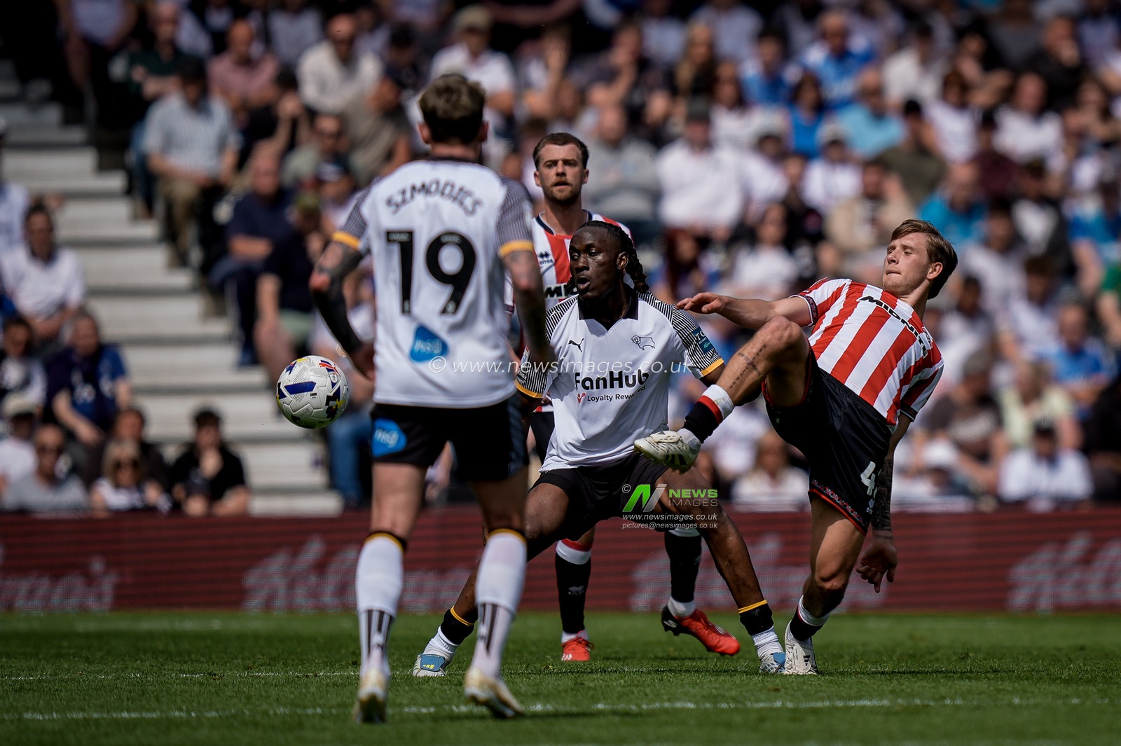 Sydie Peck of Sheffield United battles for the ball  David Ozoh of Derby County during the Sky Bet Championship match Derby County vs Sheffield United at Pride Park Stadium, Derby, United Kingdom on 02 May 2026

(Photo by Maynard Manyowa/News Images)