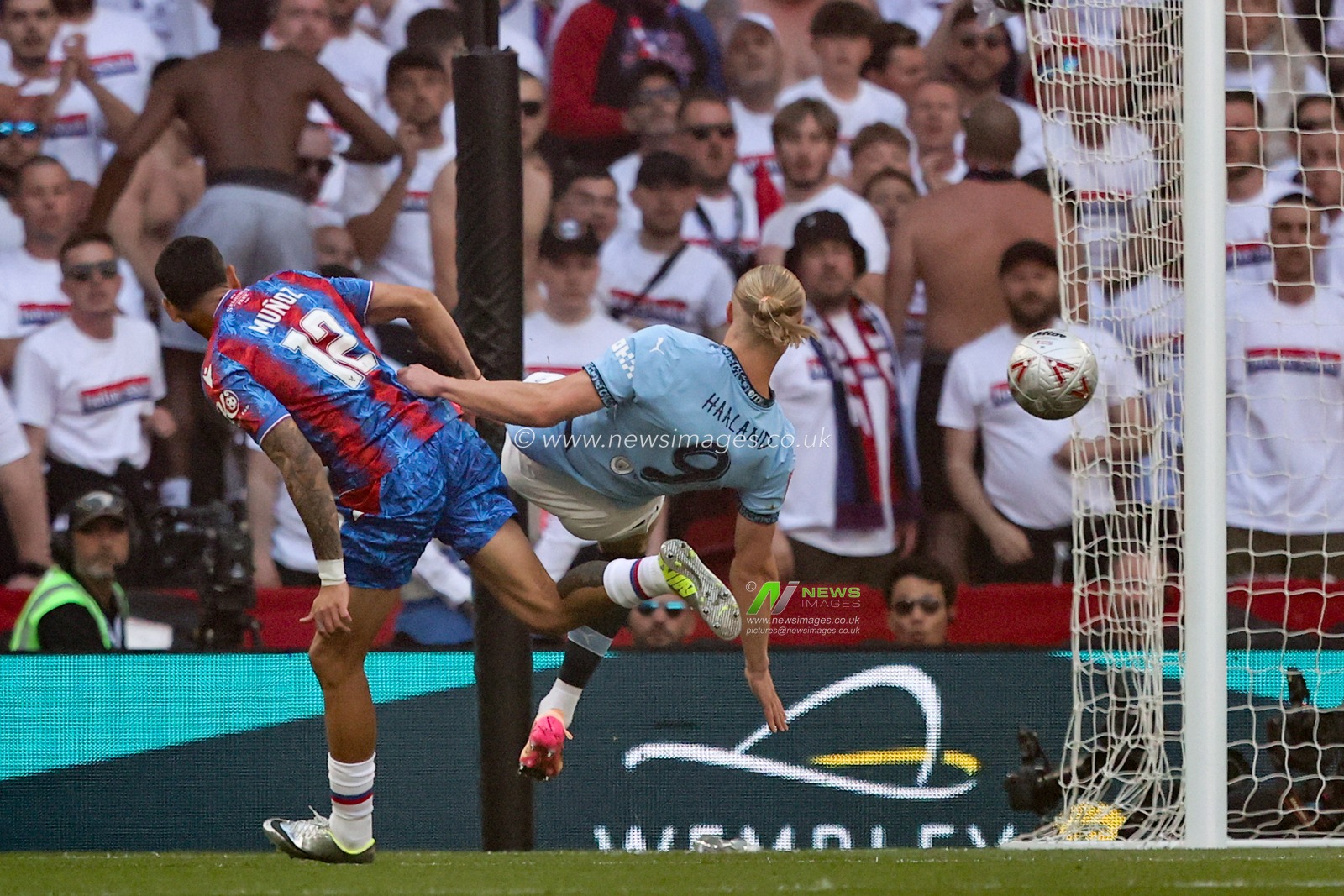 Erling Haaland of Manchester City shoots during the Emirates FA Cup Final match Crystal Palace vs Manchester City at Wembley Stadium, London, United Kingdom, 17th May 2025

(Photo by Alfie Cosgrove/News Images)
