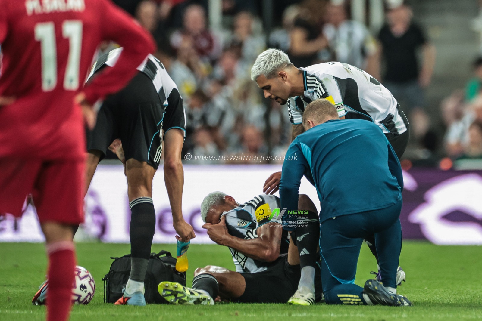 Joelinton of Newcastle United screams in agony after being fouled by Ryan Gravenberch of Liverpool during the Premier League match Newcastle United vs Liverpool at St. James's Park, Newcastle, United Kingdom, 25th August 2025

(Photo by Mark Cosgrove/News Images)